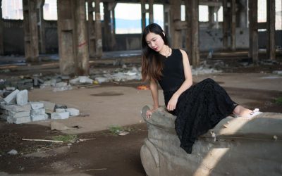 写真人像壁纸分类封面，胶片感人像摄影，柔和自然光线打在女生侧脸，质感细腻真实
