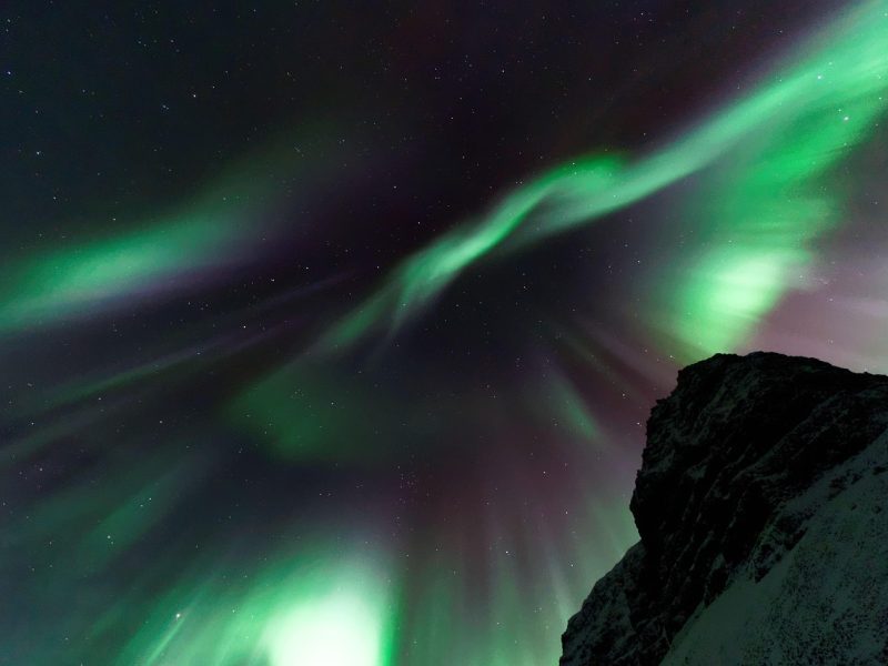 极光星空超广角摄影壁纸，绿色与紫色极光在深蓝夜空中交织，雪山倒影于宁静湖面，4K超清震撼画质