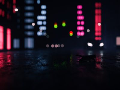 赛博朋克风格城市夜景壁纸，霓虹灯光映照在雨后街道，紫红蓝三色交错，未来都市氛围感强烈