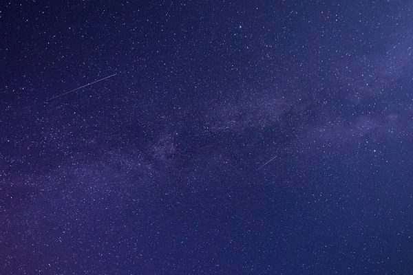 银河中心壁纸，数亿颗星点密布天幕，粉紫色星云在深邃宇宙背景中流淌，4K超清天文摄影