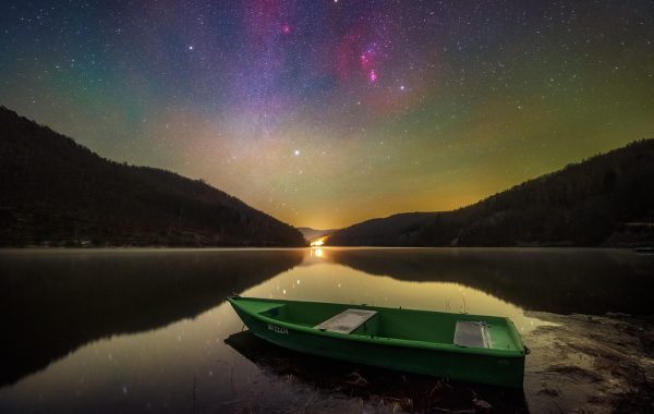 银河系4K天文摄影壁纸，数亿颗恒星构成的星带横跨画面，粉紫色星云细节极致丰富，宇宙壮阔