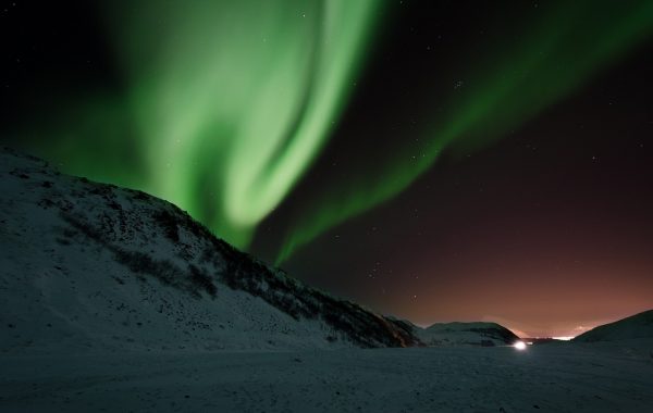 4K超清极光壁纸，绿色帷幕状极光在北极夜空中舞动，星点密布，雪原反射极光光芒，震撼壮观